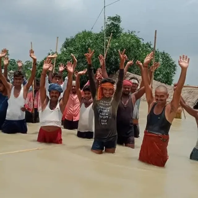 दियारा में राहत सामग्री नहीं मिलने पर ग्रामीणों का प्रोटेस्ट:बैजुआ पंचायत के कई वार्डों में नहीं मिली राहत, BDO बोली- जल्द होगा वितरण