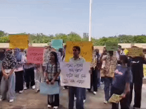 'चाय पकौड़ा गर्म करो-MDU प्रशासन शर्म करो' के लगाए नारे:रोहतक यूनिवर्सिटी में छात्राओं का प्रदर्शन, छात्राएं बोलीं-मांग पूरी होने तक आंदोलन जारी रहेगा