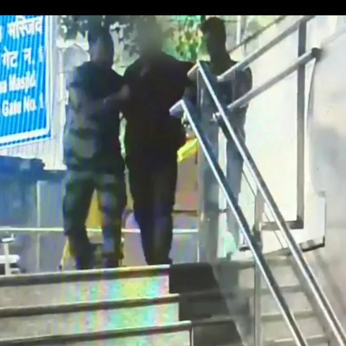 VIDEO : जामा मस्जिद मेट्रो स्टेशन पर अंडरगारमेंट में 'सीक्रेट पैकेट' छिपाकर ले जा रहा था संदिग्ध, CISF जवान ने दौड़कर पकड़ा