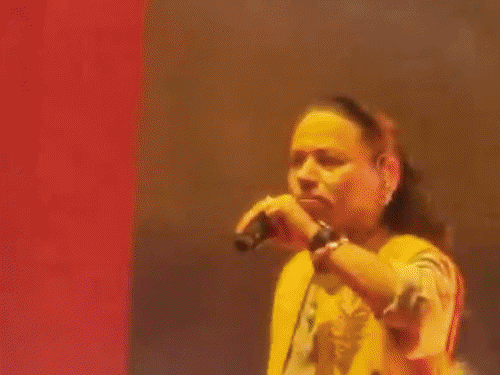 'बम लहरी' पर डमरू लेकर नाचे कैलाश खेर:कानपुर में 20 हजार लोगों ने मोबाइल फ्लैश हाथ में लहराए, सितारों सा जगमगाया परेड ग्राउंड