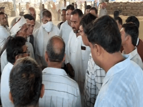 हरियाणा- अनाज मंडी में किसान की जहर पीने की कोशिश:बोला- हैफेड अधिकारी बार-बार धान में कमी निकालते; मंडी में 7 दिन से पड़ी