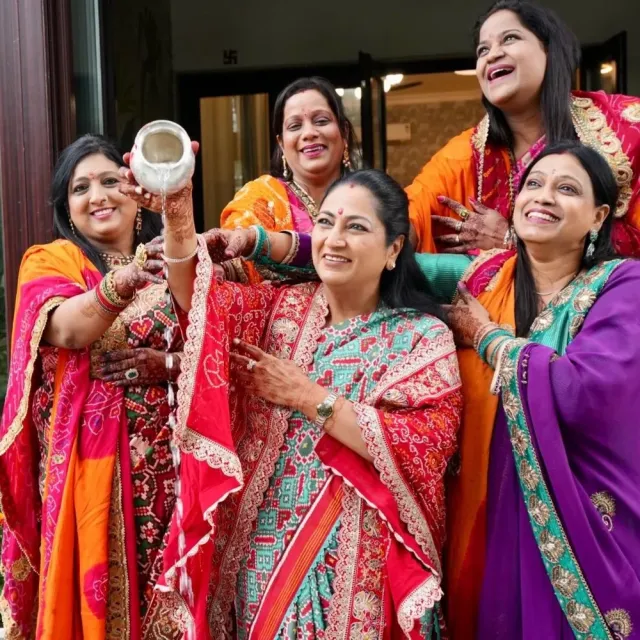 दिल्ली सीएम रेखा ने परिवार संग मनाया करवा चौथ:जन सेवा सदन में की पूजा-अर्चना, सुख-समृद्धि की कामना की, सुहागिन महिलाओं को दी शुभकामनाएं