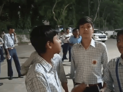 CM के कार्यक्रम में स्कूली बच्चों को नहीं मिली रिफ्रेशमेंट:बोले- कई घंटे से आए हैं, कुछ नहीं मिला; PM पर बना नाटक देखने आए थे