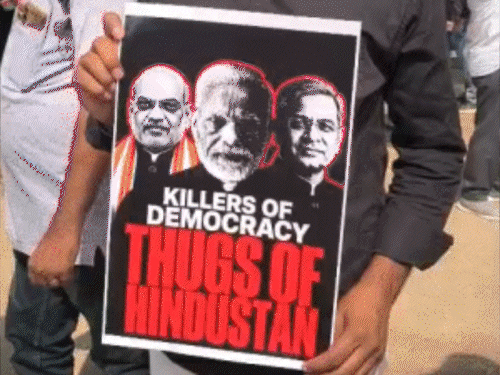 'समोसा जाएगा तेल में, ज्ञानू को भेजो जेल में':'मोदी-ज्ञानू दो भाई-दोनों तबाही' पोस्टर्स के साथ नारेबाजी; तस्वीरों में देखिए पटना में छात्र प्रदर्शन