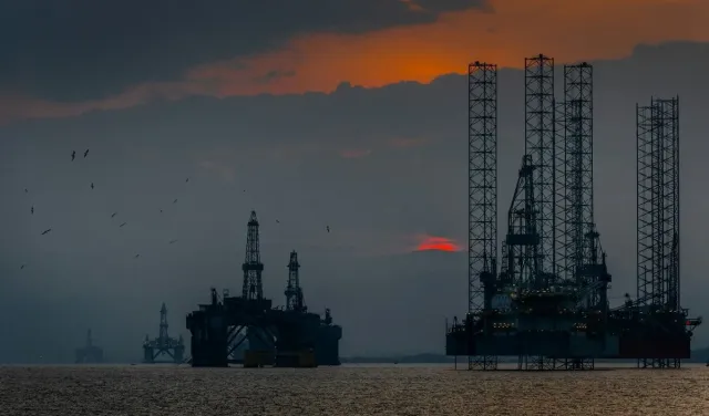 होर्मुज में टैंकर हमलों के बाद Crude Oil में उछाल Brent Crude 105 डॉलर पार पहुंचा