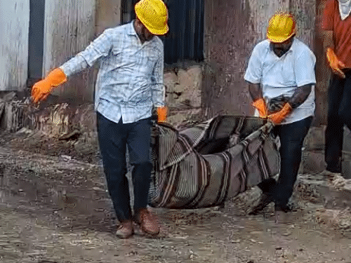 फैक्ट्री में भीषण आग, जलते हुए निकले 3 युवक:‘बचाओ-बचाओ’ चिल्लाते हुए सड़क पर गिरे; अंदर फंसे 2 मजदूर जिंदा जले