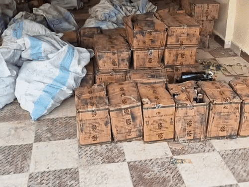 पुलिस चेकिंग देख बाइक छोड़ भागा बदमाश, 5KG गांजा बरामद:मुजफ्फरपुर के हथौड़ी में एक दिन में नशे के खिलाफ 3 बड़ी कार्रवाई; चिमनी भट्ठे पर 1391 लीटर शराब बरामद