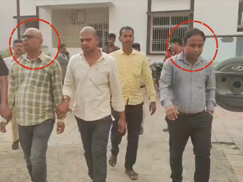 घूस लेते GST के असिस्टेंट कमिश्नर-डाटा ऑपरेटर अरेस्ट:बेगूसराय में विजिलेंस को देख खिड़की से फेंकी नोटों की गड्डी, 50 हजार मांगी थी