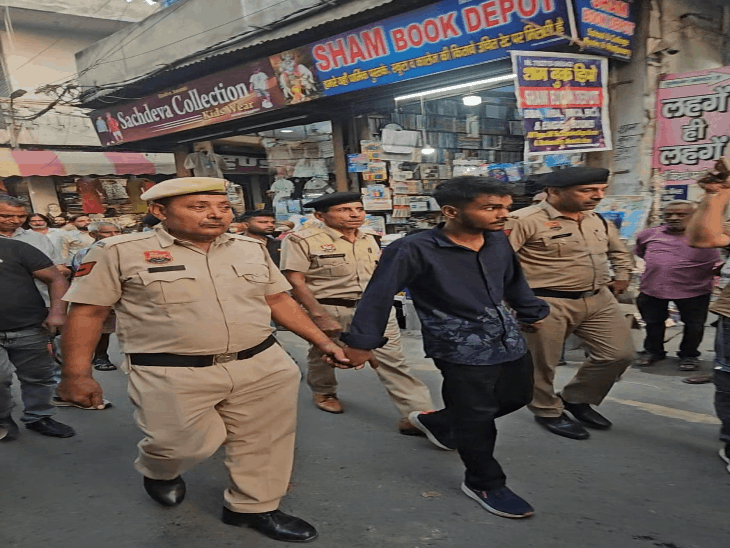 पानीपत पुलिस ने कराई मनचले की परेड:बाजार में युवतियों से की छेड़छाड़, इंसार बाजार में पैदल घुमाया, निशानदेही कराई