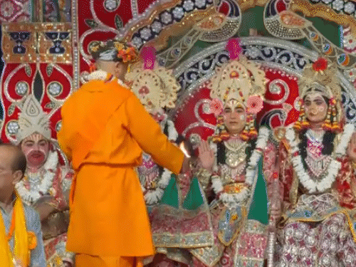 योगी बोले- बेटी को छेड़ा तो रावण जैसा हाल होगा:बुलेटप्रूफ गाड़ी में निकले, एम्बुलेंस को रास्ता दिया; श्रीराम का राजतिलक कर आरती