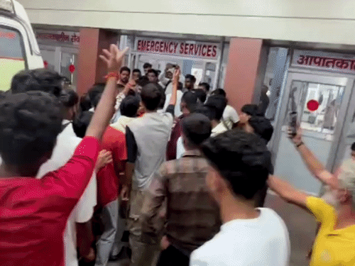 हिसार में चाकू मारकर युवक का मर्डर:भोपू बजाने पर झगड़ा, 3 दोस्त भी घायल; सिविल अस्पताल में हंगामा