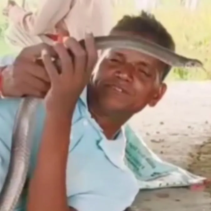 नागिन से खिलवाड़ पड़ा भारी! डसने से दिव्यांग की मौत, वीडियो बनाने के चक्कर में गई जान