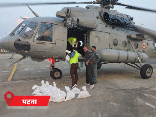 सारण- बाढ़ राहत पहुंचाने उतरा सेना का हेलीकॉप्टर:CM ने राहत और रेस्क्यू के लिए वायु सेना से मांगी थी मदद, 2 लाख आबादी प्रभावित