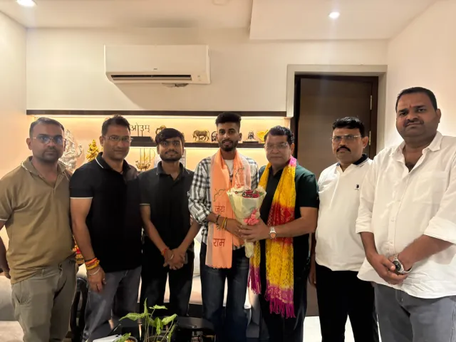 रुद्रपुर डिग्री कॉलेज छात्रसंघ अध्यक्ष गौरव कुशवाहा ने विधायक आवास पहुंचकर शिव अरोरा का  लिया आशीर्वाद; विधायक ने उज्ज्वल कार्यकाल की बधाई देते हुए छात्र हित में कार्य करने हेतु शुभकामनायें दी
