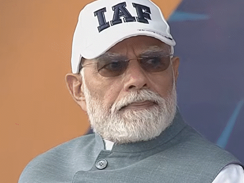 मोदी ने वाराणसी में एयरशो देखा, राफेल-सुखोई ने करतब दिखाए:वायुसेना के शो में 100 विमानों ने हिस्सा लिया; PM ने 7 किमी रोड शो भी किया