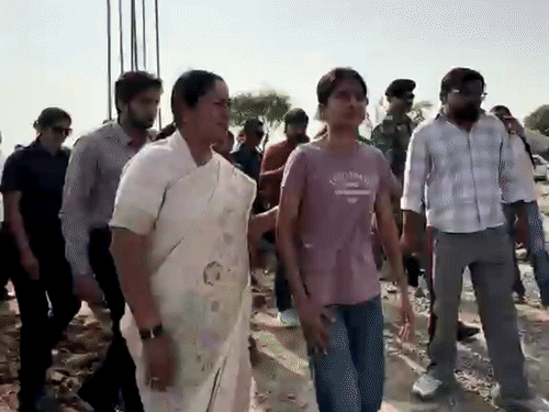 दिल्ली CM पशु कल्याण कार्यकर्ता जागृति मिश्रा से मिलने पहुंची:निर्माण के लिए ₹5 लाख की मदद और सख्त कार्रवाई का ऐलान