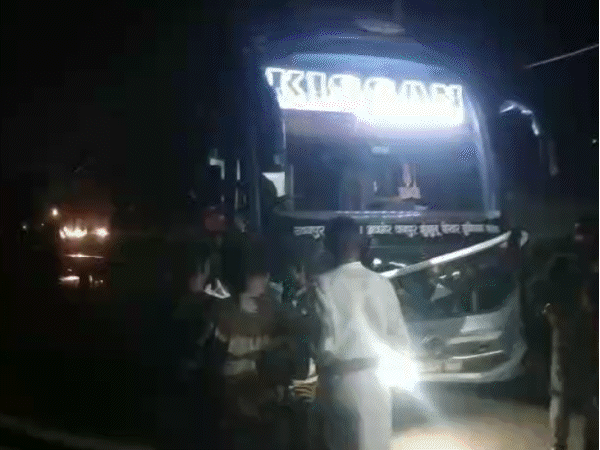 अजमेर- स्लीपर बस ने मां-बेटी सहित 3 को कुचला, मौत:टक्कर के बाद बाइक को घसीटते हुए ले गई, टुकड़ों में मिले तीनों शव
