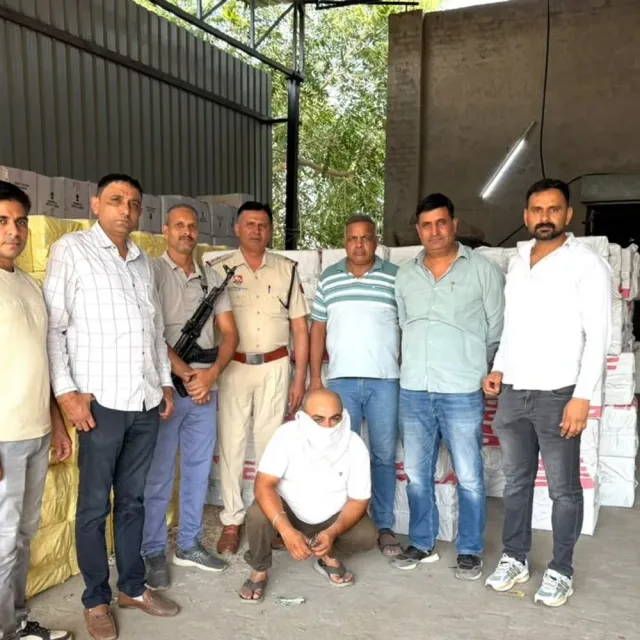 हिसार की फैक्ट्री में मिले 3 करोड़ के अवैध पटाखे:एक युवक गिरफ्तार, जगह का दे रहा था 80 हजार रुपए महीने किराया