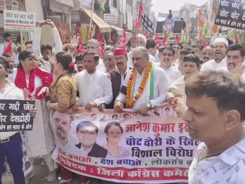 फरीदाबाद में कांग्रेस नेत्रियों में चले थप्पड़-मुक्के:आगे निकलने को लेकर हुआ विवाद; महिला कांग्रेस प्रदेशाध्यक्ष के सामने हुई मारपीट
