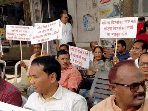 ‘एक जीरा दो अजवाइन, मुख्यमंत्री दो रिजाइन':पटना में शिक्षक-कर्मचारियों का लोकभवन मार्च, कई डिटेन किए गए; विश्वविद्यालय अधिनियम-2026 का विरोध किया