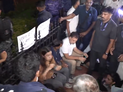 राहुल की राष्ट्रपति को चिट्‌ठी-गौतम को राज्यपाल न बनने दें:अंकिता भंडारी के माता-पिता बोले जांच होने तक नियुक्ति रोकी जाए; बुद्धिजीवियों का कांग्रेस को लेटर