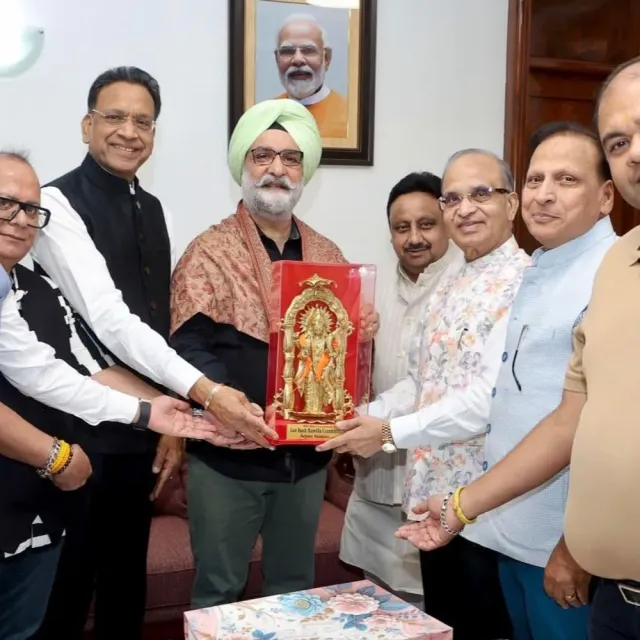 एलजी संधू को लव कुश रामलीला में आने का न्योता:घर-घर राम, घर-घर तुलसी अभियान की सराहना