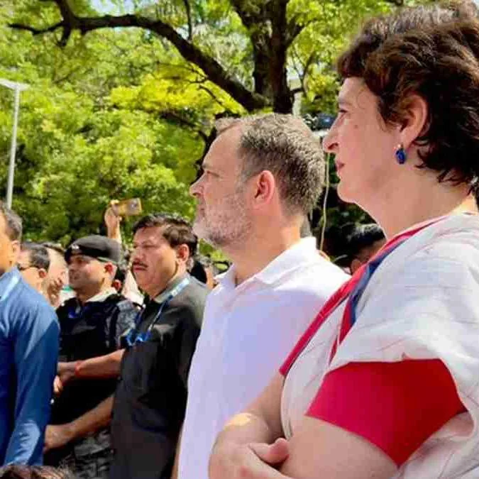 Congress Protest : 2 घंटे की हिरासत के बाद राहुल-प्रियंका गांधी रिहा, EC के बाहर प्रदर्शन के दौरान पुलिस ने लिया था हिरासत में